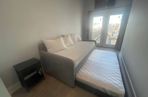 H Street Corridor Apartment | Pent House with Roof Deck near Capitol Hill - U5