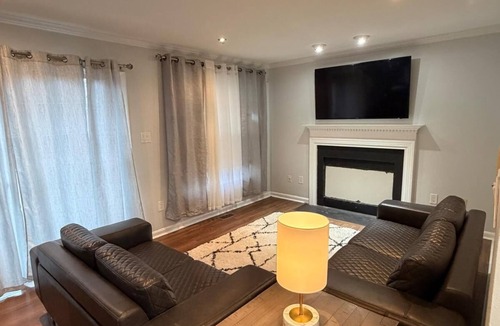 Stafford House | Perfect 6-bedroom house with AC in charming Stafford