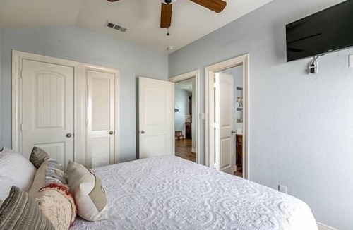 Jamaica Beach House | Perfect Getaway Jamaica Breeze - Close to the Beach; Pet Friendly; Sleeps 6