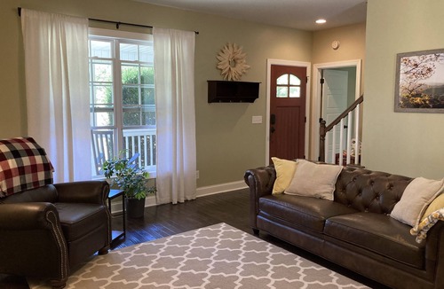 Fairview House | Perfect Getaway to see Biltmore, Lake Lure, Black Mountain, Blue Ridge Parkway