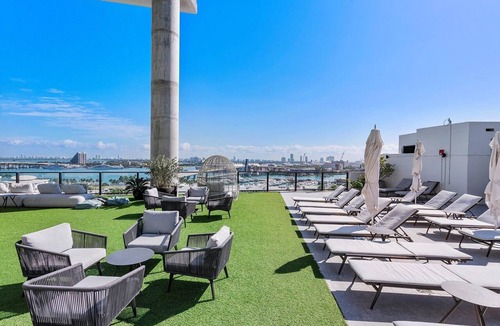 Downtown Miami Apartment | Perfect Group Stay: 6BR/2 Kitchens/2 Living Rooms