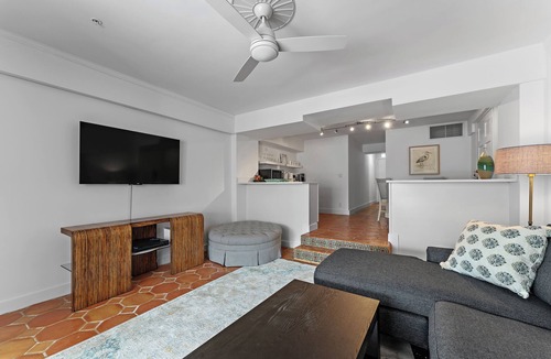 Palm Beach Condo | Perfect Palm Beach Location. Classic, spacious 1-bedroom condo, suite with AC.