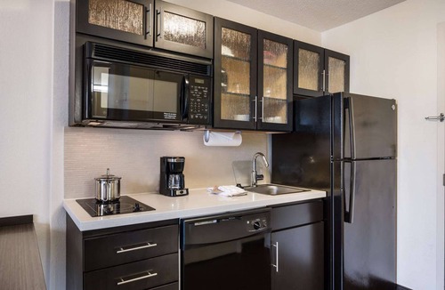 Brentwood Hotel | Perfect Pet Retreat and Extended Stay – Cook, Unwind, and Explore