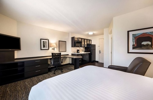 Brentwood Hotel | Perfect Pet Retreat and Extended Stay – Cook, Unwind, and Explore