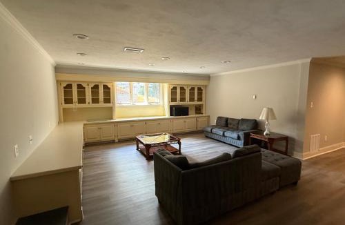 Bethesda House | Perfect Retreat in Bethesda with 5-Bedrooms Best Location