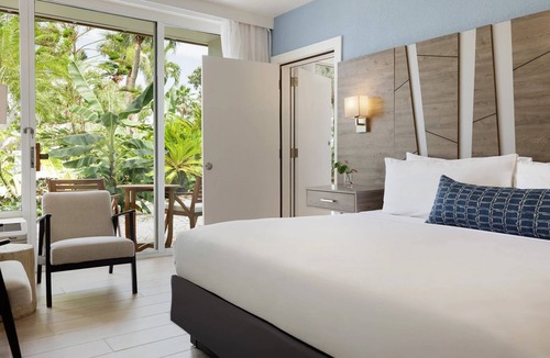 Pinellas Point Hotel | Perfect St. Pete's Stay - Exclusive Cabanas, Outdoor Pool & Attractions Nearby