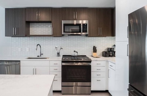 Woodmont Triangle Apartment | Pet-friendly 1BR Den w/Pool & Spa | nr Glen Echo Park