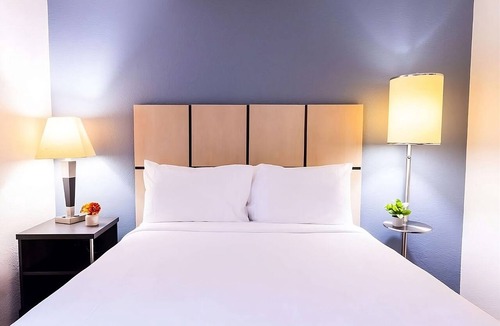 North Arlington Hotel | Pet-friendly Accommodation Near Hurricane Harbor Arlington! Parking!