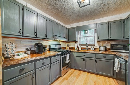 Cherry Log Cabin | Pet-Friendly Aska Adventure Cabin