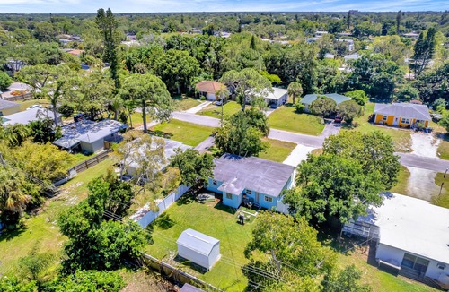 Gulf Gate Estates House | Pet Friendly Cozy Cottage Only 4 Miles From Siesta Key Beach!
