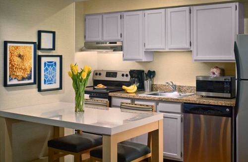 Blue Ash Hotel | Pet-Friendly Family Retreat | Enjoy Seasonal Pool & Near Cincinnati Attractions