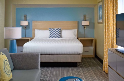 Blue Ash Hotel | Pet-Friendly Family Retreat | Enjoy Seasonal Pool & Near Cincinnati Attractions