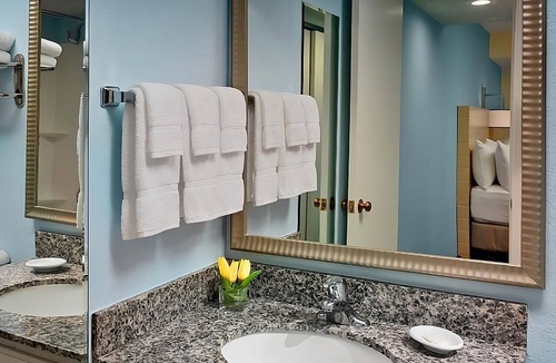 Blue Ash Hotel | Pet-Friendly Family Retreat | Enjoy Seasonal Pool & Near Cincinnati Attractions