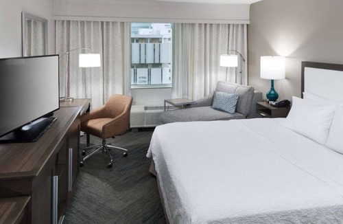 Downtown Fort Lauderdale Hotel | Pet-Friendly Getaway | Outdoor Pool | Free Breakfast | Port Everglades - 3 mi