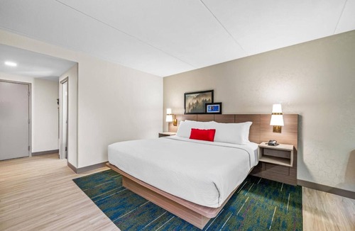 Statesville Hotel | Pet-friendly King Room | Close to Carolina Balloon Fest Grounds – 3 Mi Away