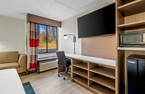 Statesville Hotel | Pet-friendly King Room | Close to Carolina Balloon Fest Grounds – 3 Mi Away
