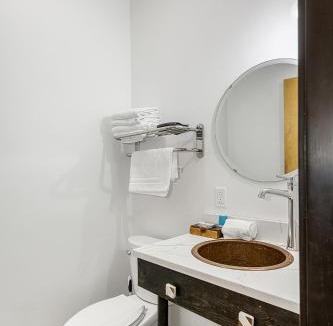 Pacific Hotel | Pet friendly queen room for 2 second floor