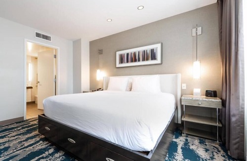 Near North Side Hotel | Pet Friendly Queen Unit! Near Chicago Attractions!