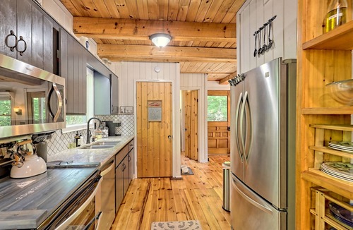 Murphy House | Pet Friendly Renovated Farmhouse with a Serene Rushing Creek and a fenced yard!