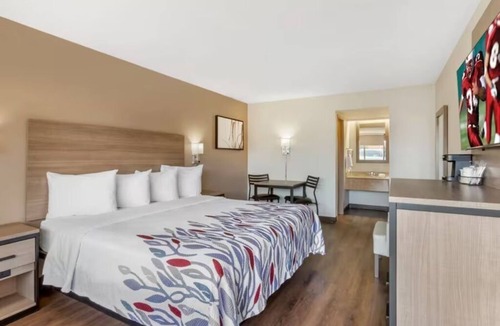 Tucson Hotel | Pet-Friendly Room Close to Arizona Stadium – 5 Miles from the Action!