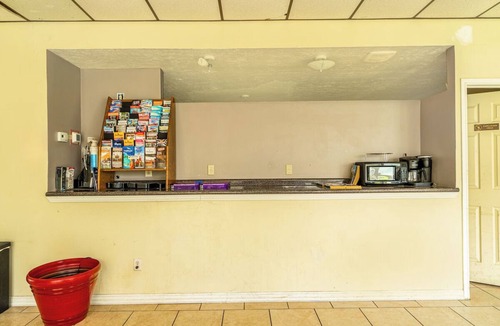 Livingston Hotel | Pet-Friendly Stay Near Lake Livingston Adventures w/2 Full Beds