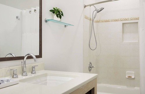 Key West Hotel | Pet Friendly Stay | Near Key West International Airport | Pool & Parking Access