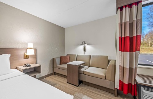 Statesville Hotel | Pet-Friendly Unit w/Breakfast | Near Statesville Historic District - 2 miles