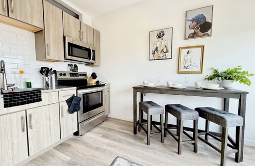 Poplar Apartment | Philly Central King 1 Br Apt Easily Walkable to Attractions