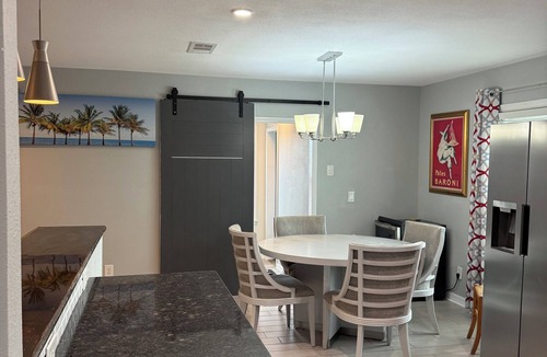 Toilla Segunda House | Piece of Paradise Pensacola Bch 4BD 3BA Home Sleeps 8 4. 3 min walk to the Gulf