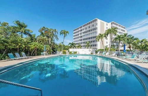Vanderbilt Beach Apartment | Pied-`a-Terre Steps To Beach Mangrove/Gulf View Just Renovated
