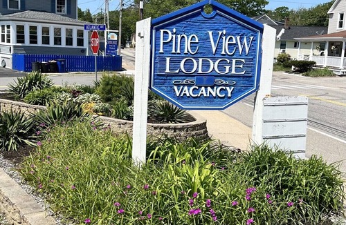 Old Orchard Beach Hotel | Pine View Lodge OOB - Ground Level Queen Room with Disability Access