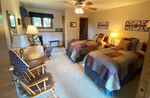 Baraboo Resort | Pinehaven Room near Devils lake and Wisconsin Dells
