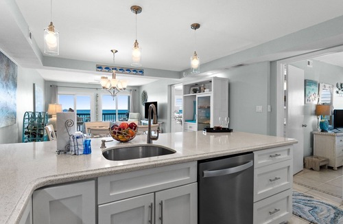 Sunnyside Condo | Pinnacle Port by Book That Condo