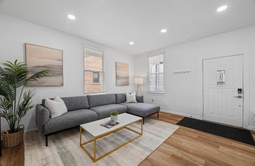 Pittsburgh Apartment | Pittsburgh Spacious and Modern Three Bedroom Apartment with Free Parking