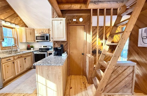 Mill Ridge Cabin | * Plentiful Porches * Hot Tub * King Bed * Views *