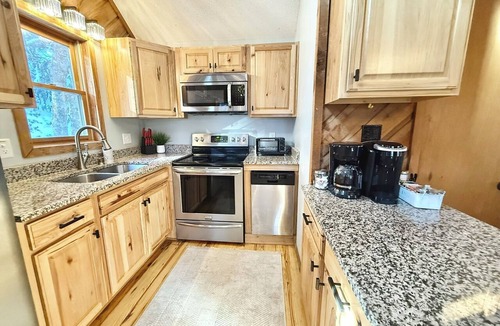 Mill Ridge Cabin | * Plentiful Porches * Hot Tub * King Bed * Views *