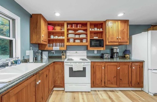Ellsworth House | Pointe Branch Lake-Waterfront!
