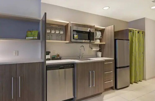 West Palm Beach Hotel | Polished 1BR King Suite w/Breakfast & Shuttle, 2.1mi Convention Center