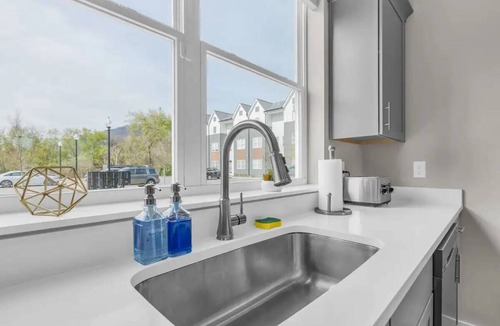 Chattanooga House | Pool! 4K TVs! Walkable to Riverwalk & bike rentals