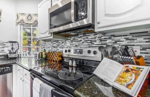 Foothills House | Pool and Jacuzzi + Rock slide + FUN amenities for all!