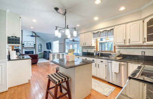 Stafford House | Pool, Hot Tub & Fun! Family Home Near Quantico