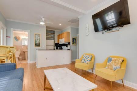 Downtown Apartment | Poolside Suite