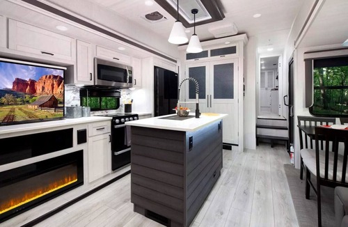 Oviedo House | Poppop's Rambler -Luxury Living w/King, Sofa Sleeper. Delivered & Setup for You