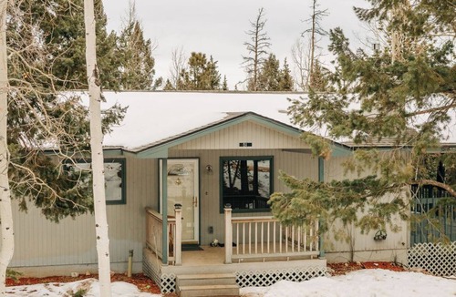 Spring Valley House | Popular Mountain Lodge among aspen trees! Hot tub!