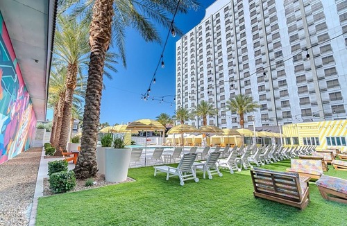 Las Vegas Apartment | Premium King | Strip View | Vegas