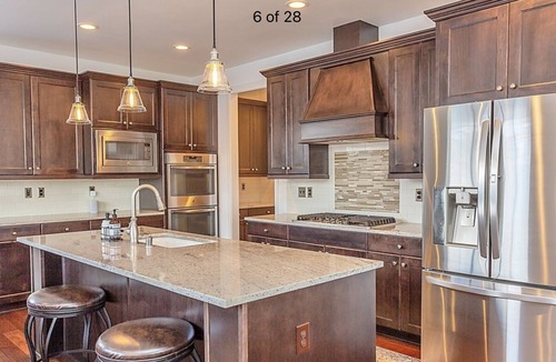 Snohomish House | Premium Snohomish mansion with views of skydivers