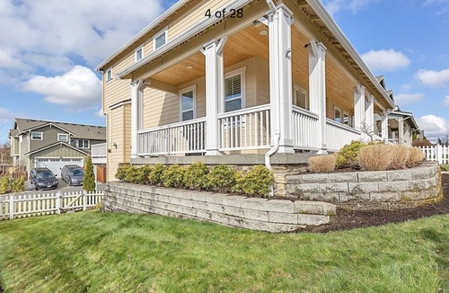 Snohomish House | Premium Snohomish mansion with views of skydivers