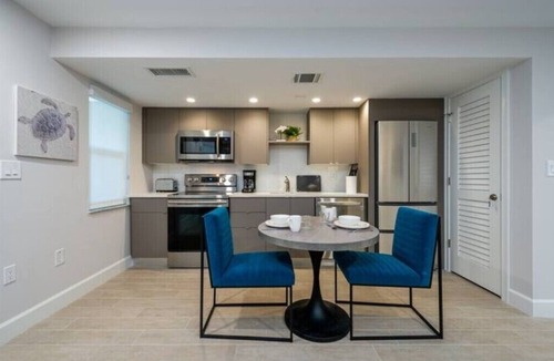 North Naples Hotel | Presidential Suite, exquisite bedroom, bathroom & fully equipped kitchen