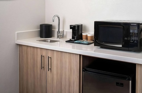 Donelson Hotel | Prime Location in Nashville! Kitchenette, Pool, Pet-friendly, Free Parking!
