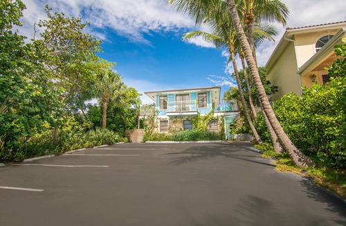 Juno Beach House | Prime Location. Steps to Beach. Hidden Gem Boutique Hotel